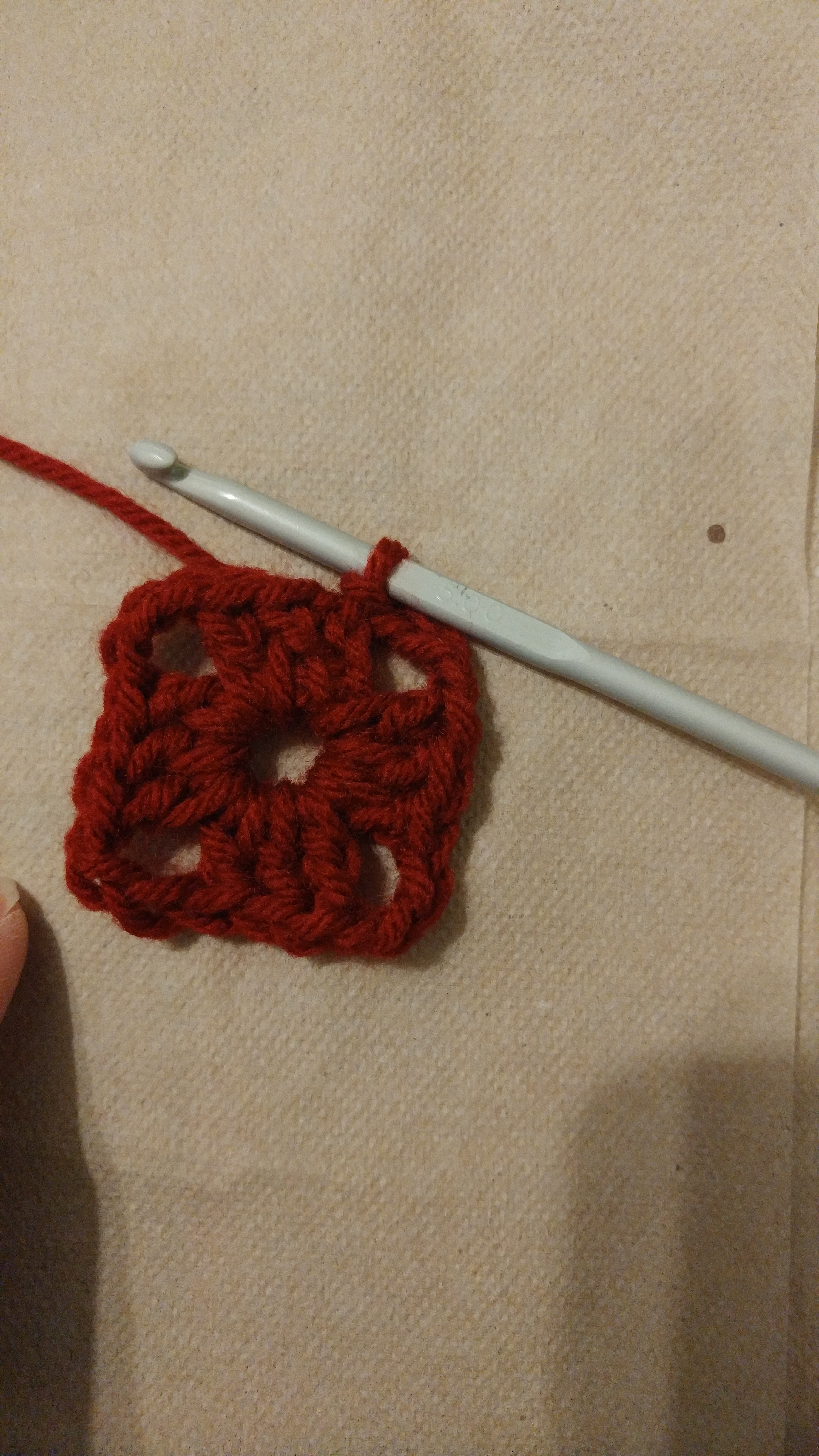 Plain Square Row 1 The first round of the claret red plain square; four clusters and four corners.