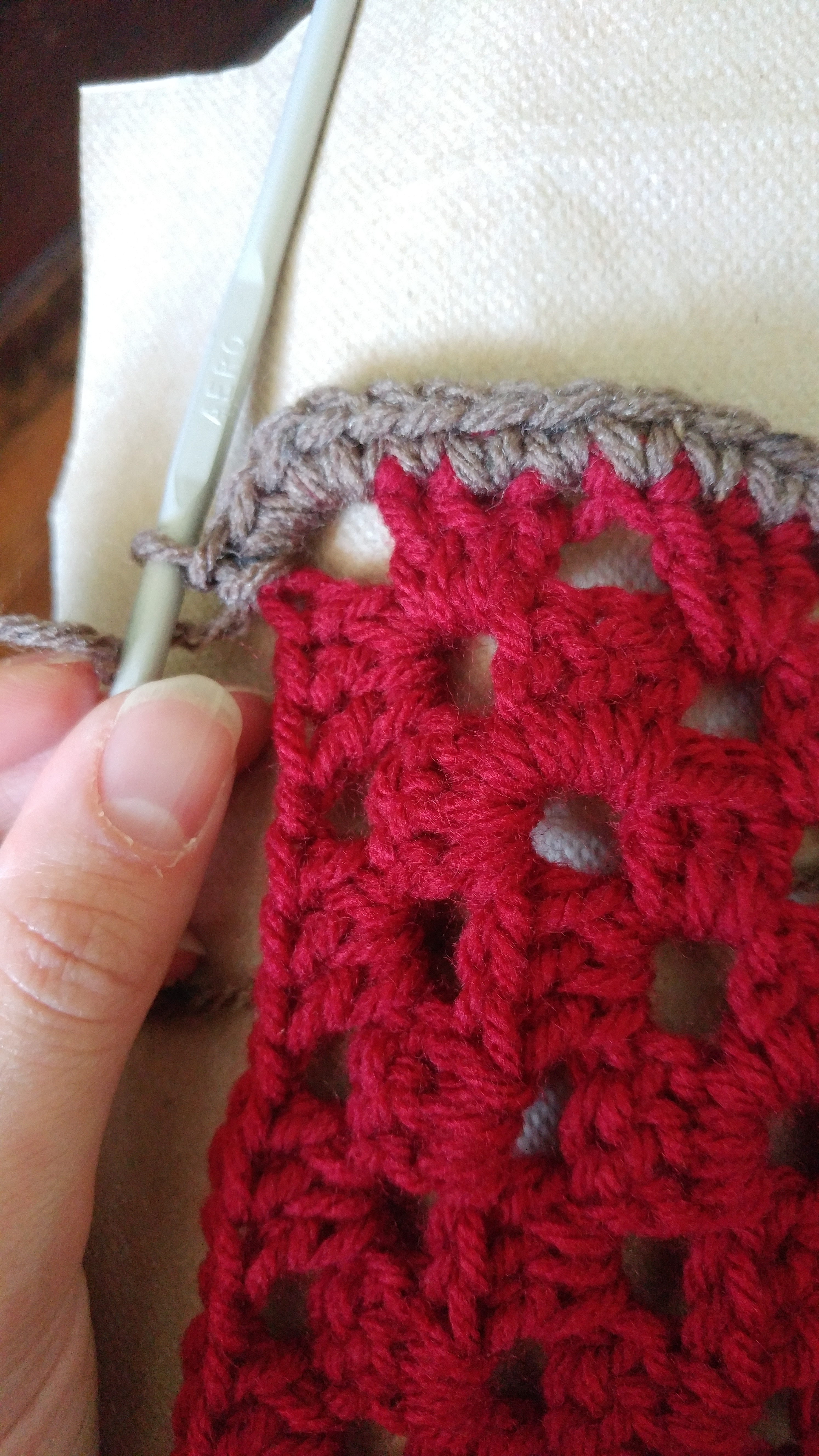 Plain Square Border Corner The corner of my claret red plain square; I put 5 double crochets (Amer. single crochet) in the corner.